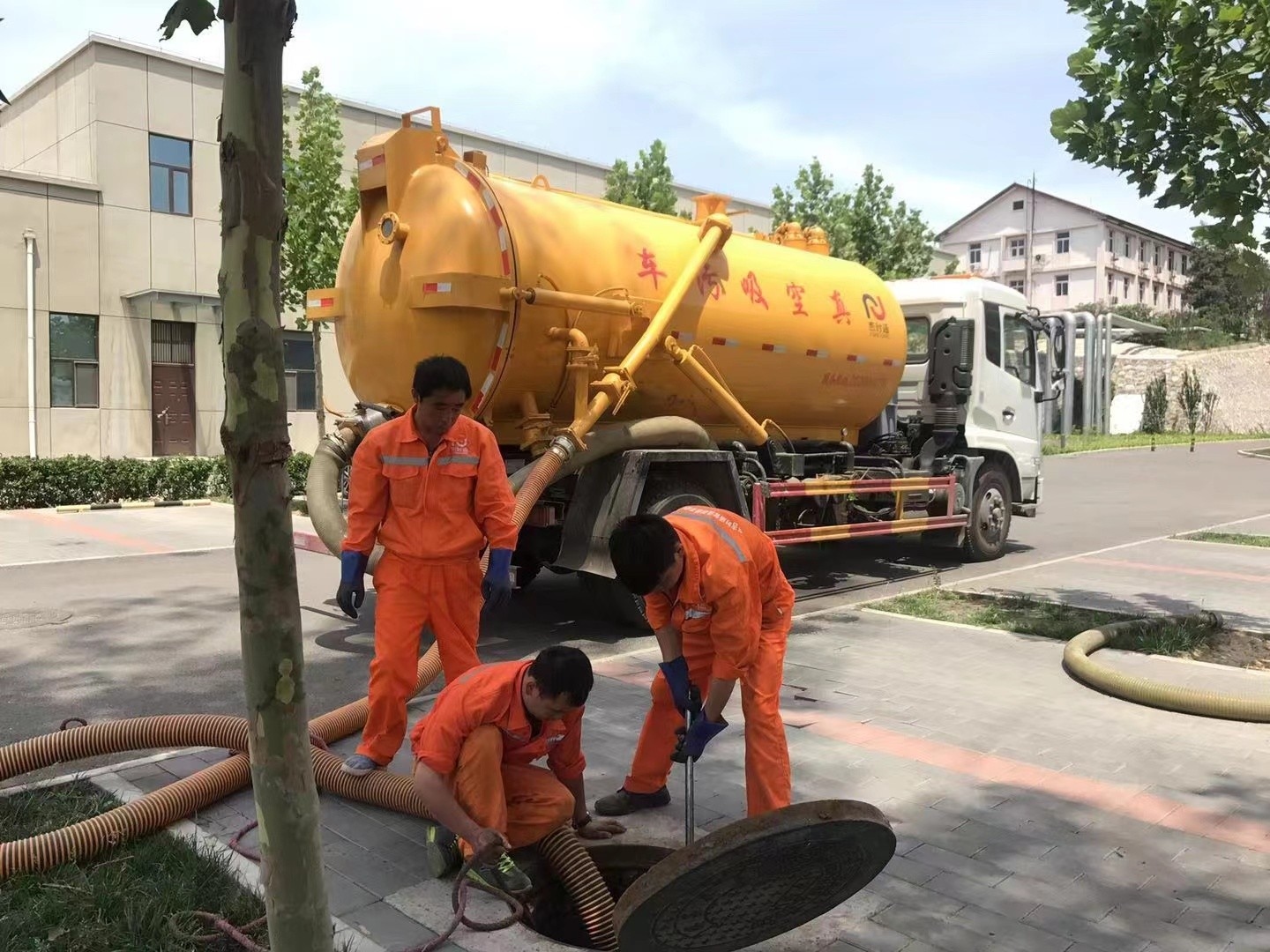 丰南管道疏通车停在窨井附近